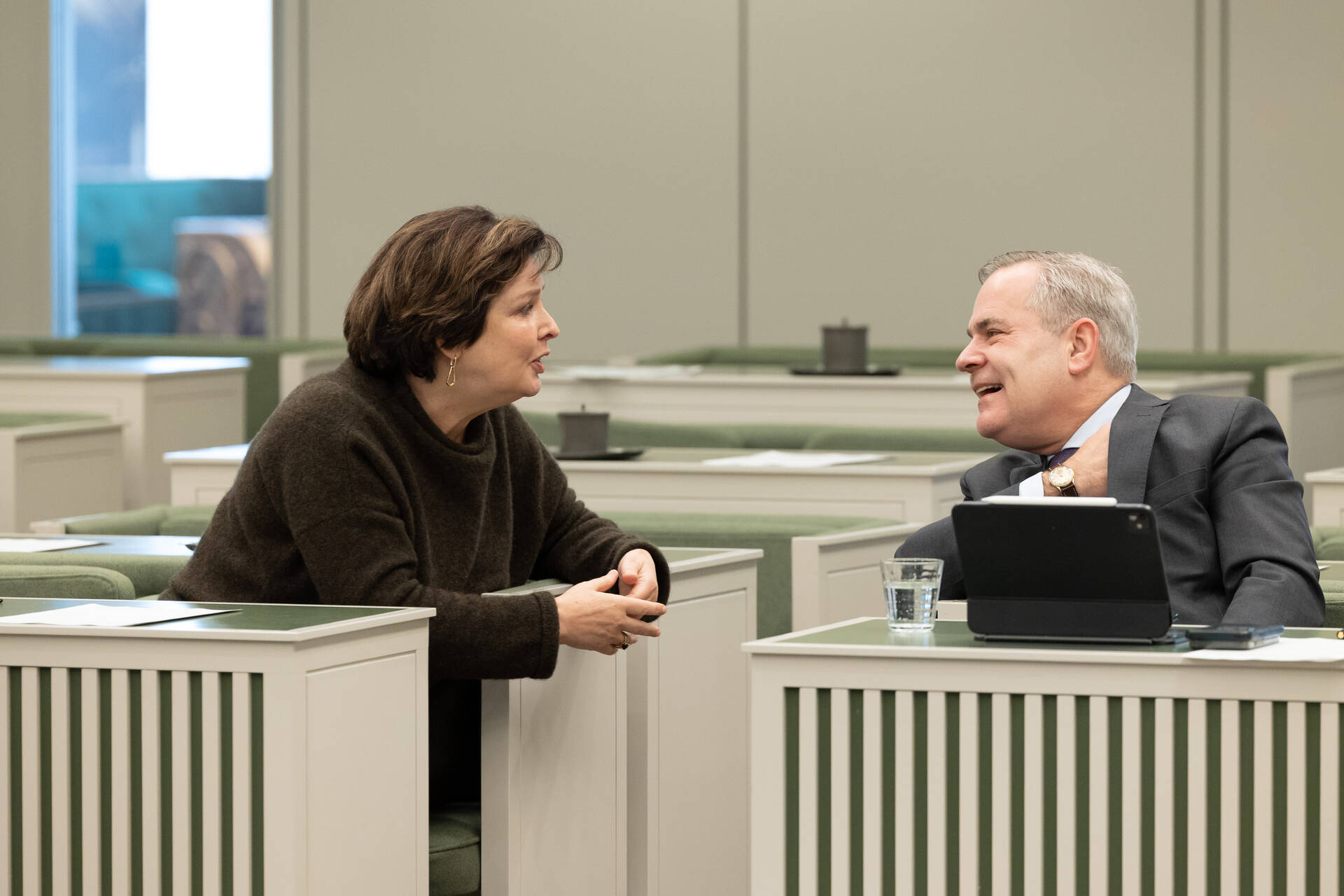 Senator Huizinga-Heringa (ChristenUnie) en senator Petersen (VVD)