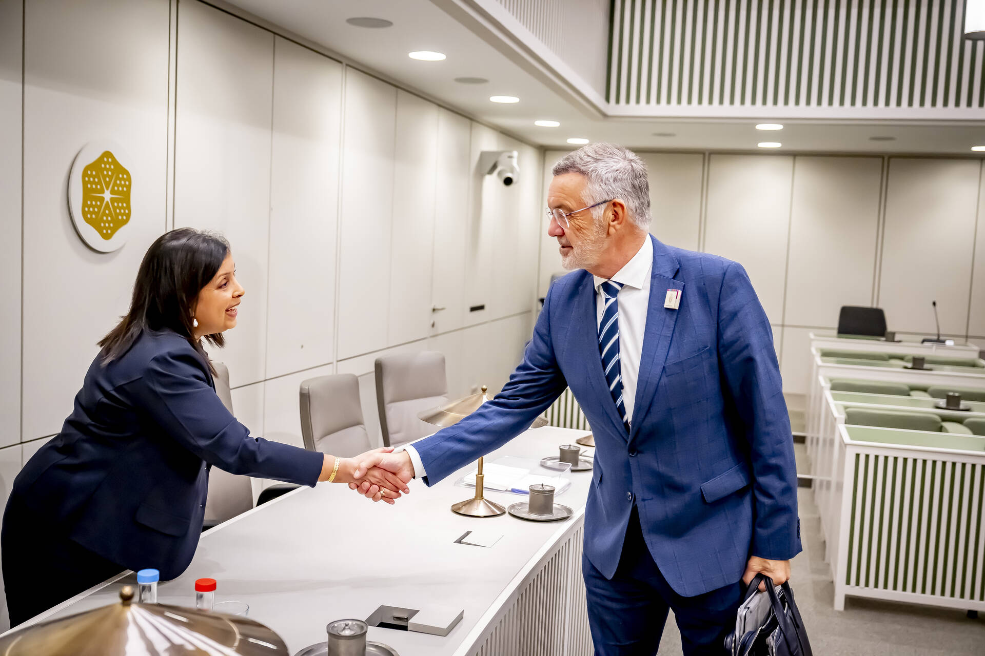 Senator Beukering (rechts) begroet minister Paul