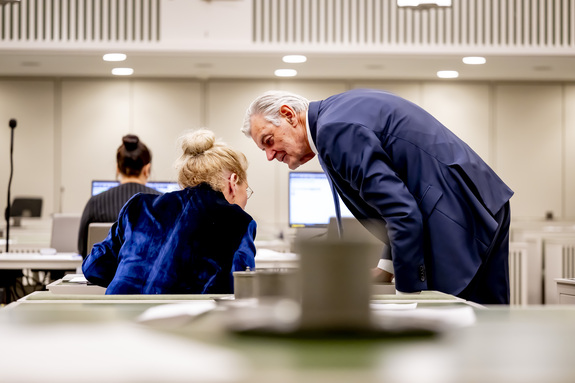 Overleg tussen PVV-senator Bezaan (links) en 50PLUS-senator Van Rooijen (rechts)
