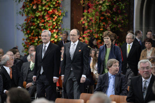 Voorzitter en griffiers komen Nieuwe Kerk binnen