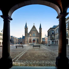 The Ridderzaal on the Binnenhof seen from the Buitenhof gate
