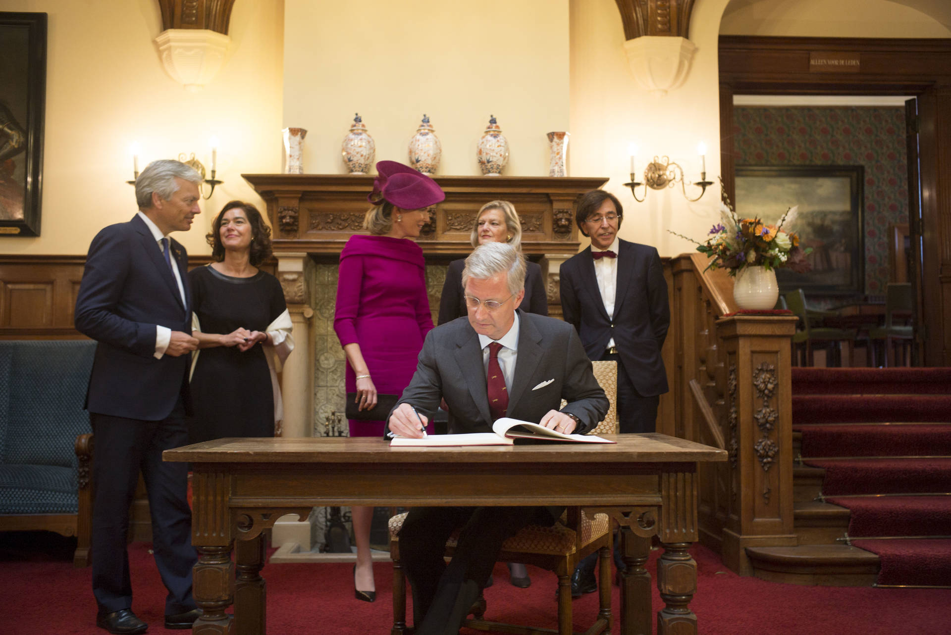 Koning Filip tekent het gastenboek