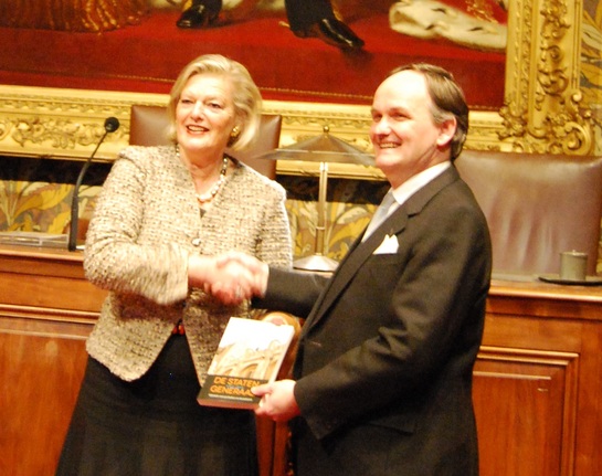 Boekoverhandiging Arnout van Cruyningen aan Voorzitter