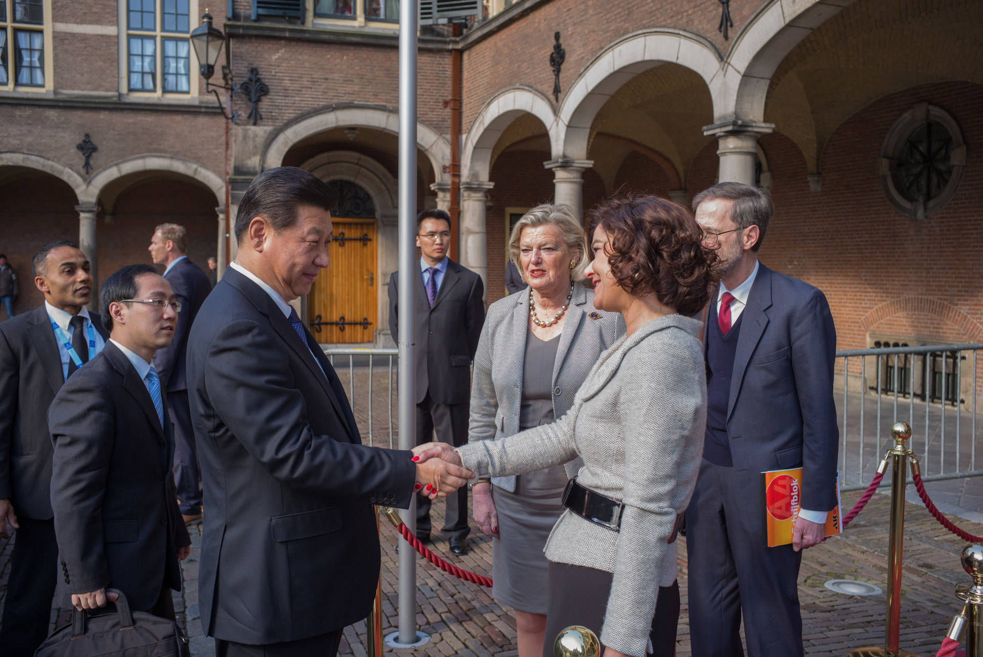 Begroeting van de President van China op de rode loper voor het gebouw van de Eerste Kamer 