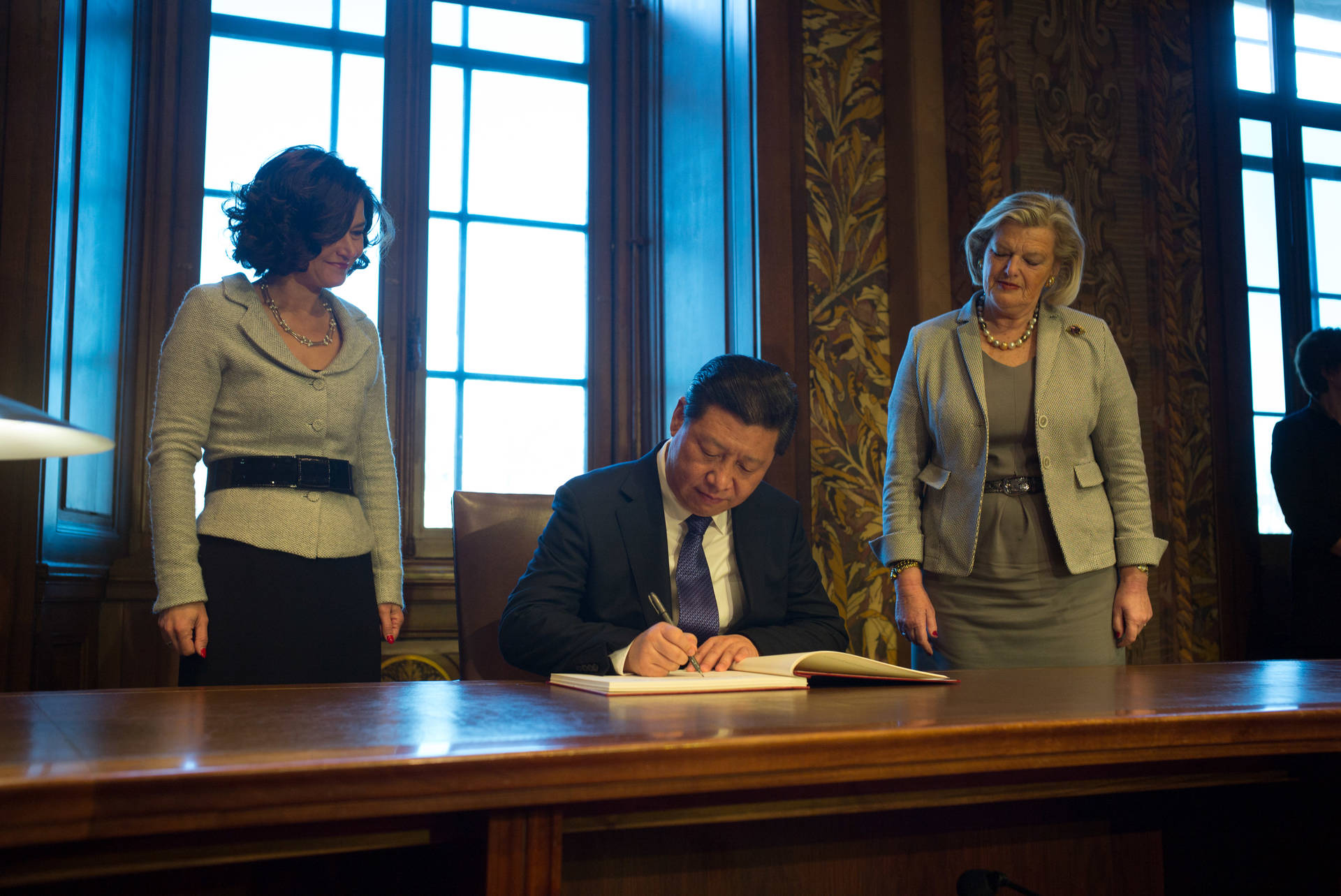 De President van China tekent het gastenboek in de plenaire zaal