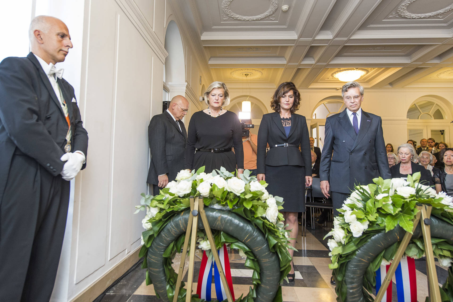 Voorzitter Eerste Kamer en Tweede Kamer leggen krans.