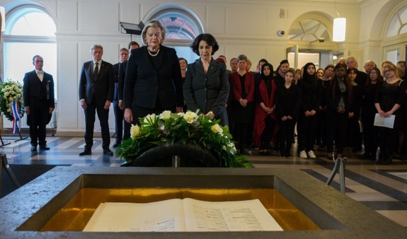 Eerste Kamervoorzitter Ankie Broekers-Knol en Tweede Kamervoorzitter Khadija Arib legden namens de Staten-Generaal een krans bij de ?Erelijst van Gevallenen? in het gebouw van de Tweede Kamer.