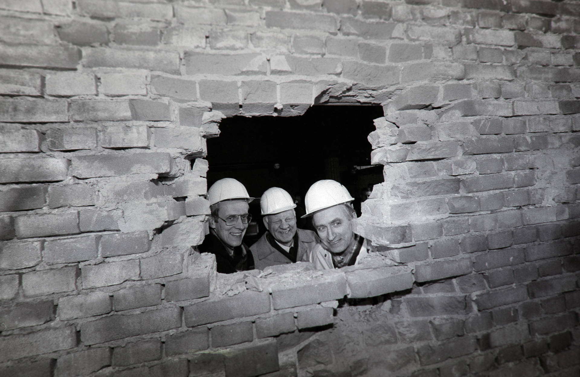 Minister Pieter Winsemius (links) en Kamervoorzitter Dick Dolman (rechts) tijdens de verbouwingswerkzaamheden. tussen 1988 en 1992.