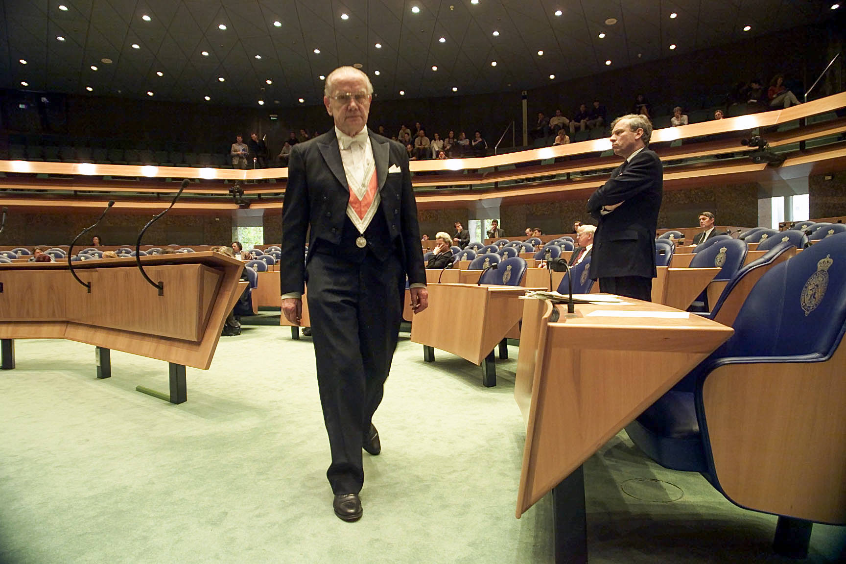 De bekende Kamerbewaarder Piet van der Tas. Hij werkte tientallen jaren bij de Tweede Kamer. In 2001 ging hij met pensioen.