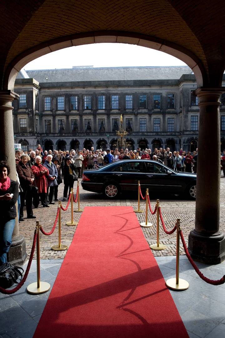 De rode loper bij de ontvangst van een buitenlandse gast door de Staten-Generaal