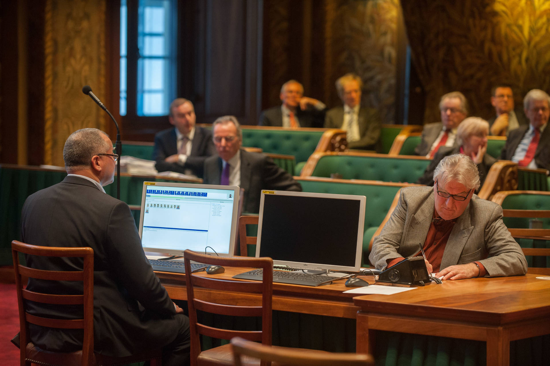 Stenografen aan het werk in de Eerste Kamer.