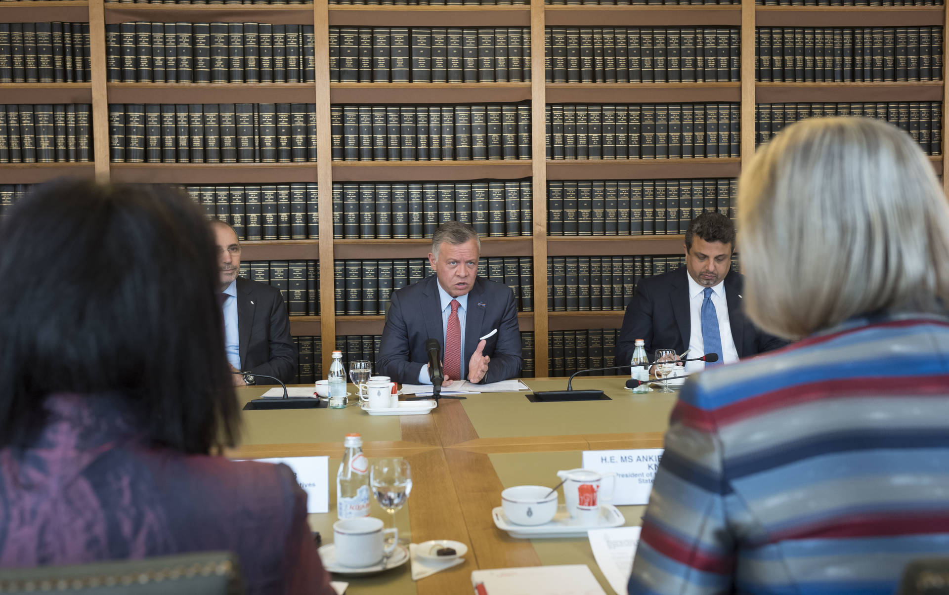 Koning Abdullah II in gesprek met Kamerleden