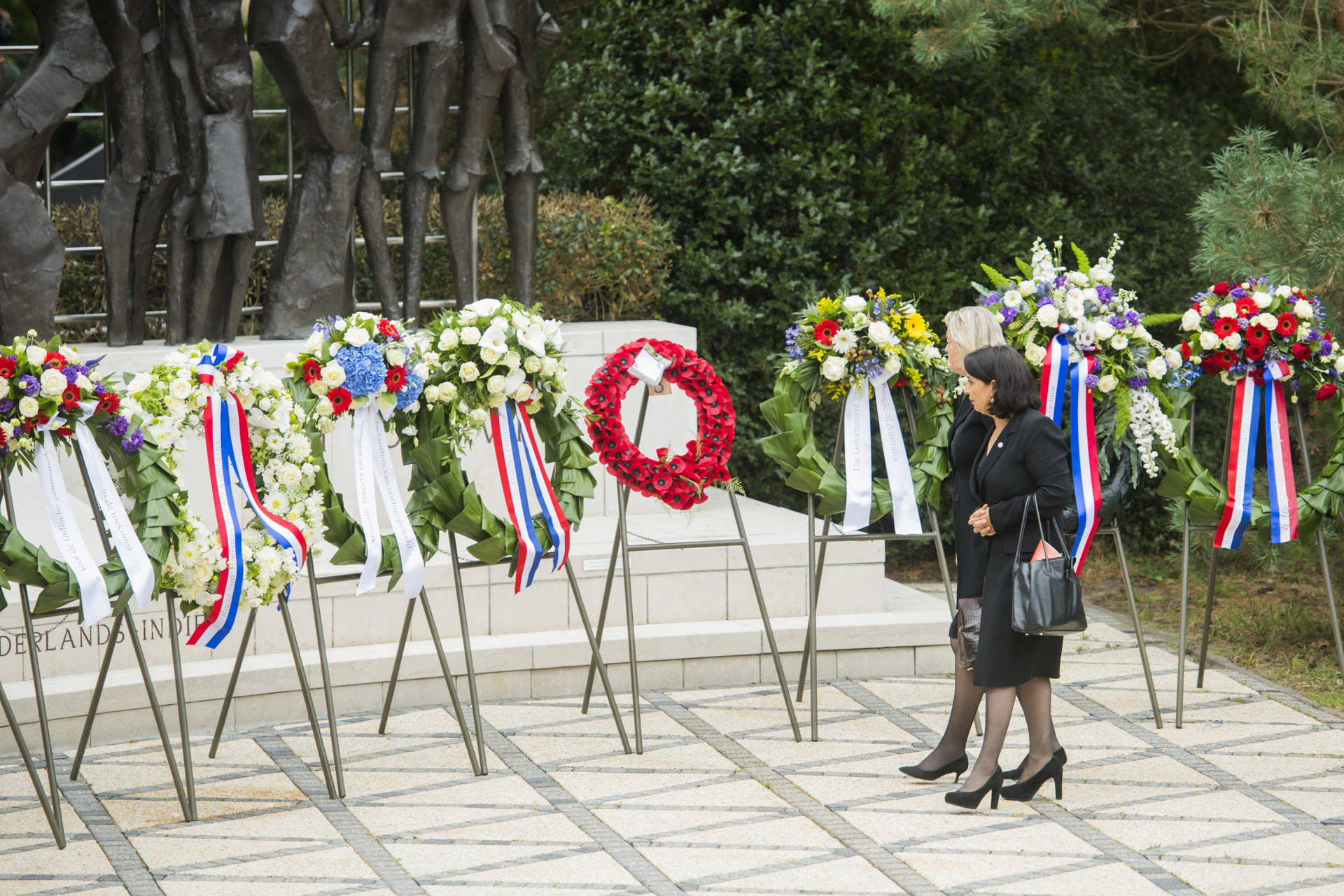 De Kamervoorzitters bij het Indisch Monument 