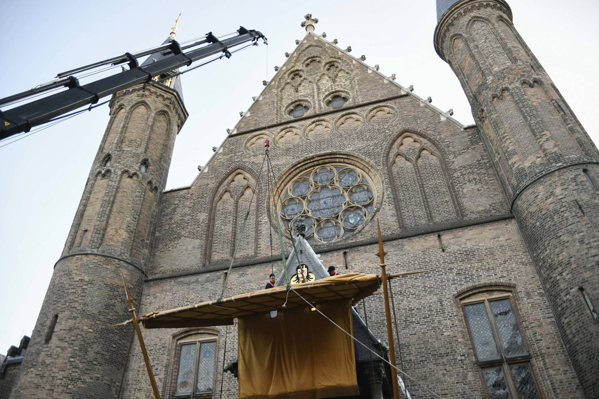 De dag begon al vroeg met het ophangen van de baldakijn boven de ingang van de Ridderzaal