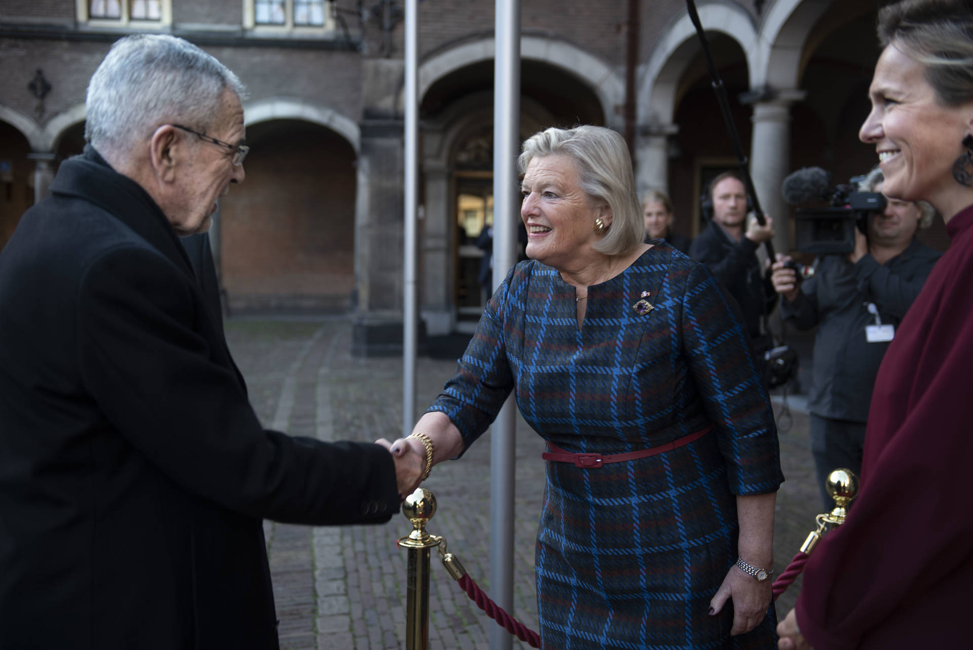 Eerste Kamervoorzitter Ankie Broekers-Knol heet president Van der Bellen welkom