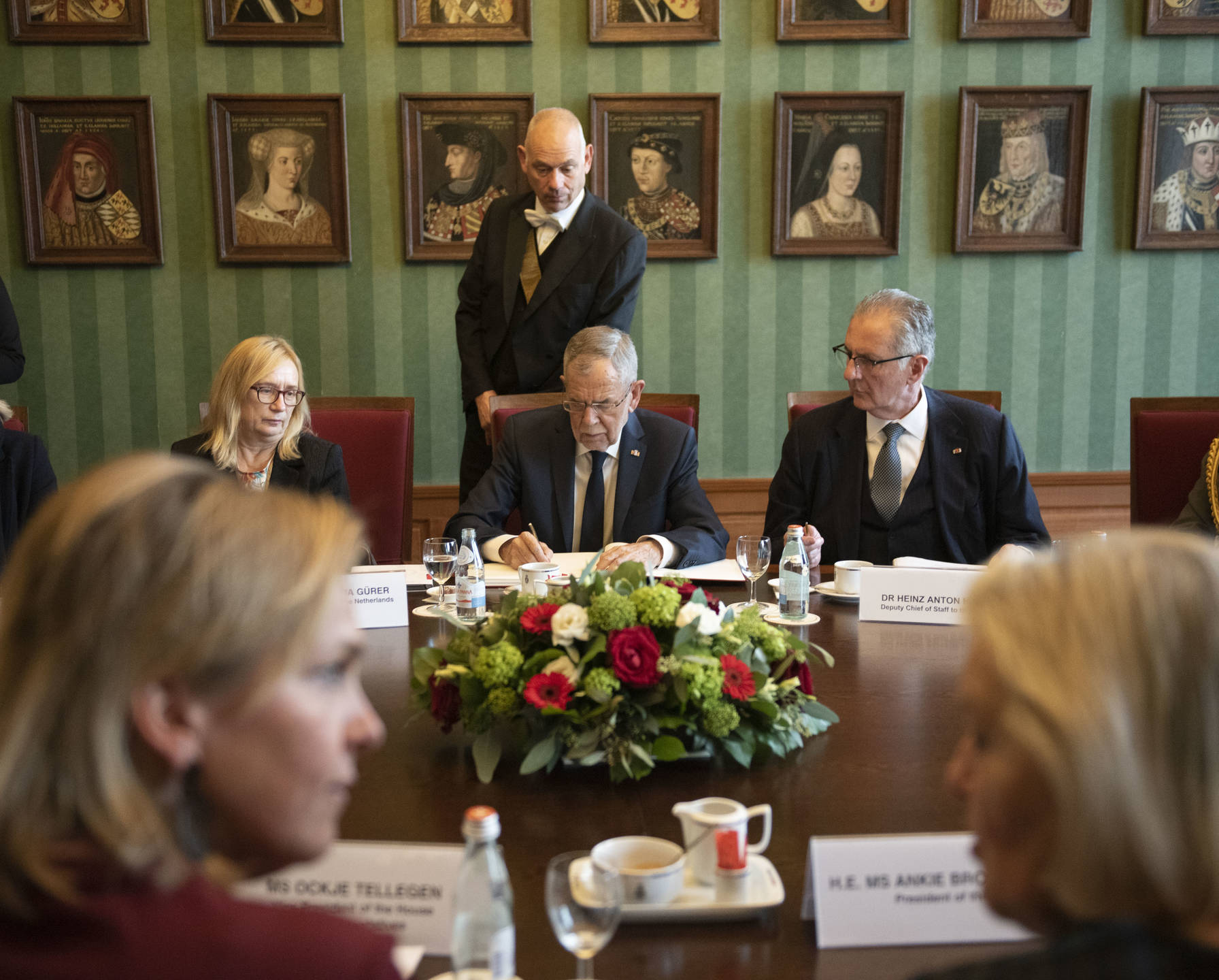 President Van der Bellen tekent het gastenboek