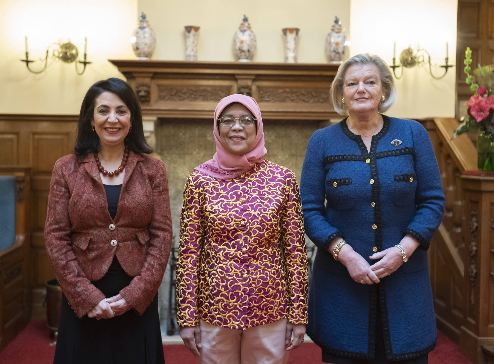 Fotomoment, vlnr Khadija Arib, Halimah Yacob en Ankie Broekers-Knol