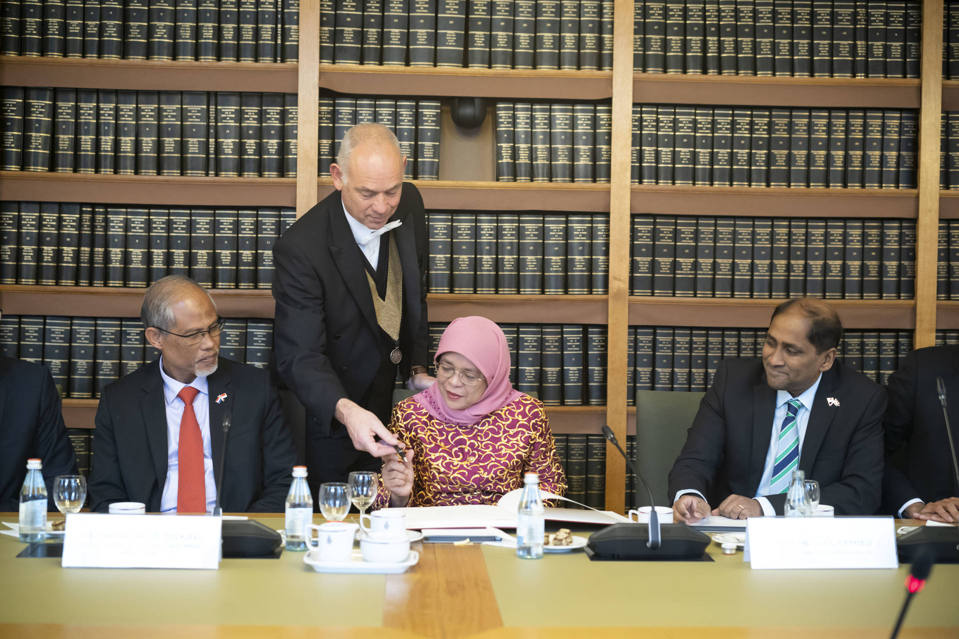 President Halimah Yacob tekent het gastenboek