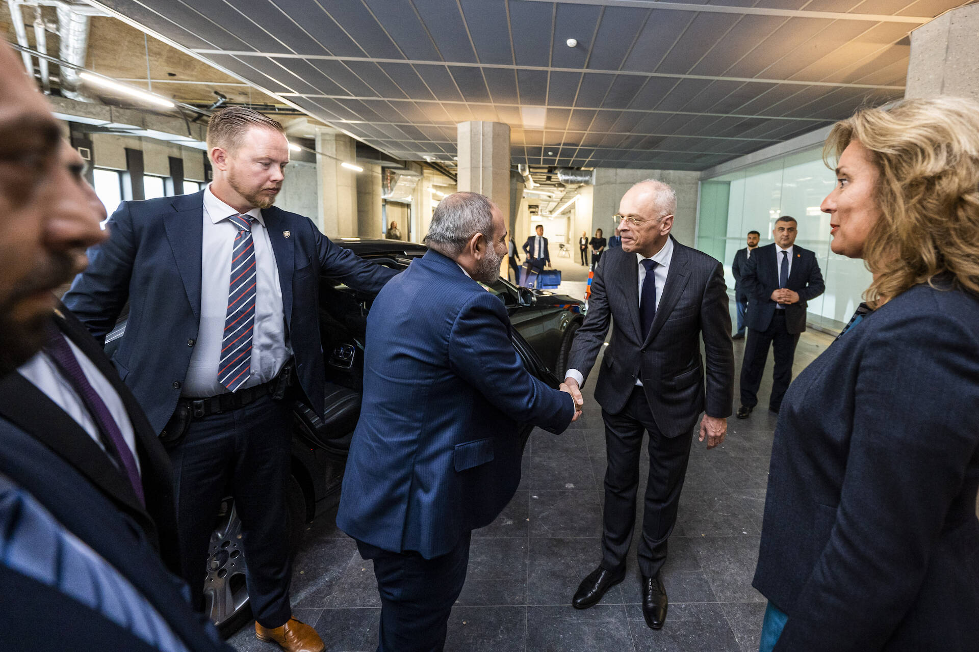 Eerste Kamervoorzitter Jan Anthonie Bruijn en Tweede Kamervoorzitter Vera Bergkamp heetten de premier welkom in het gebouw van de Tweede Kamer.