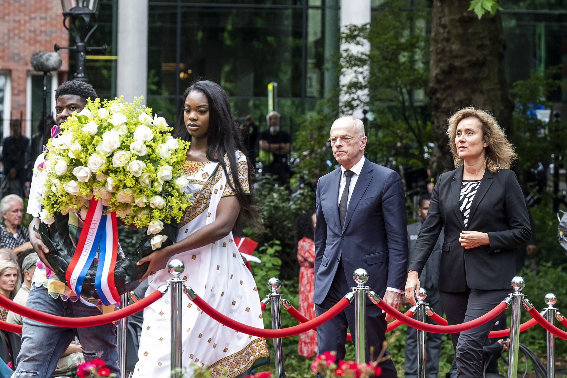 Kamervoorzitters leggen een krans bij het monument