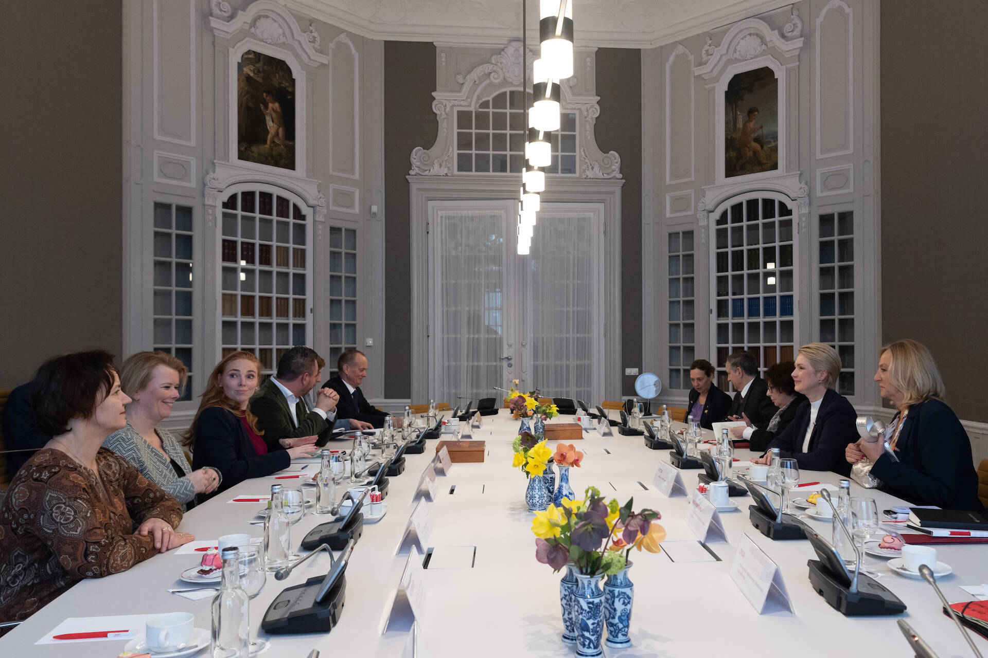 Leden van de Eerste en Tweede Kamer in gesprek met de Duitse delegatie