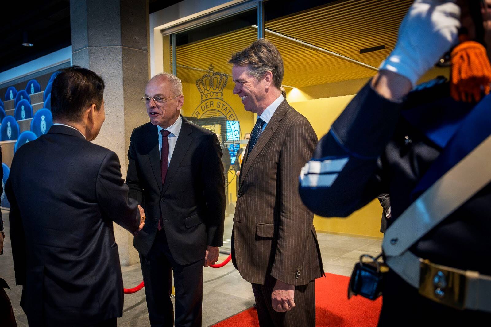 Foto van Jan Anthonie Bruijn, Kim Jin-pyo en Martin Bosma in de Tweede Kamer