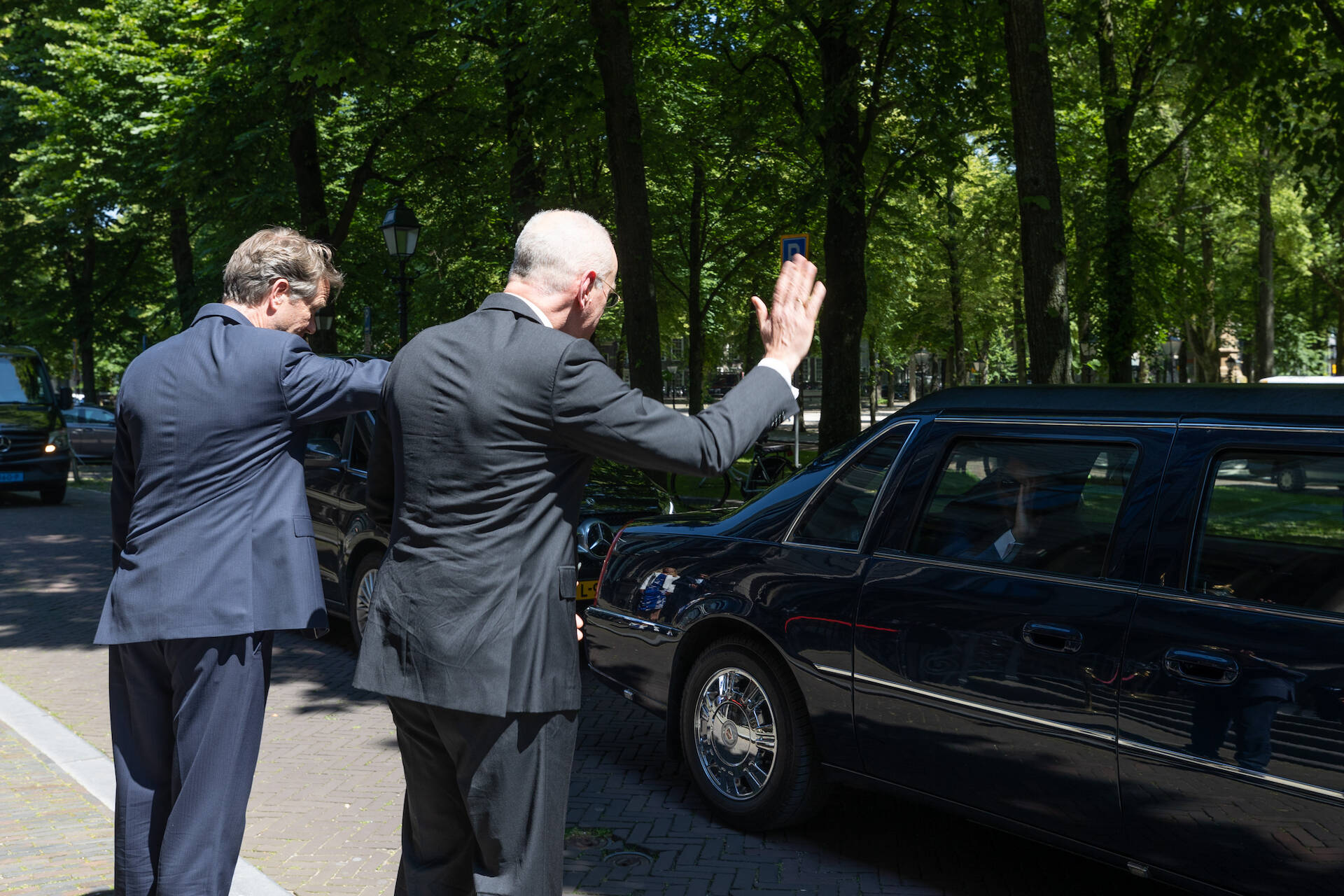 Kamervoorzitters zwaaien de vertrekkende stoet uit