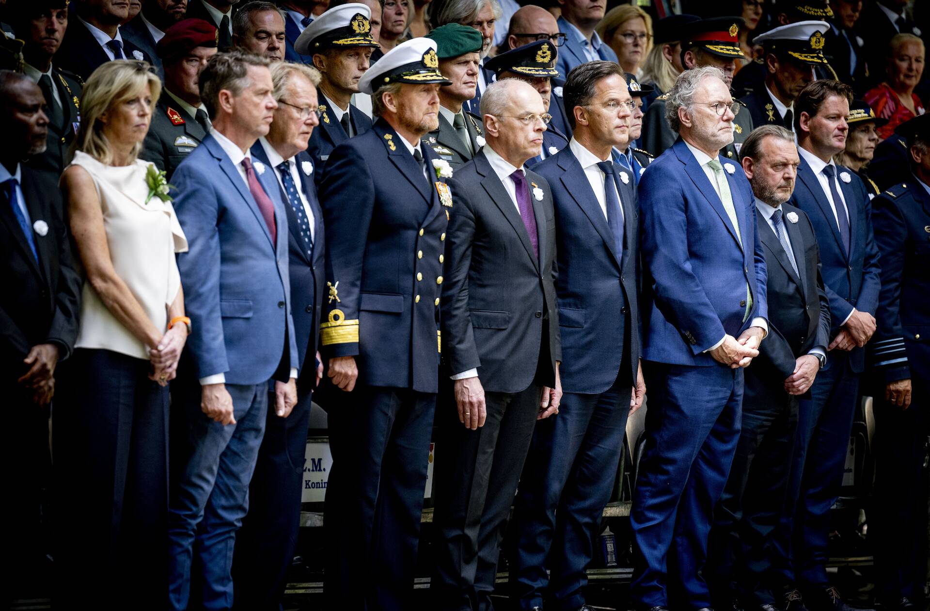 Foto van een rij hoogwaardigheidsbekleders op Veteranendag