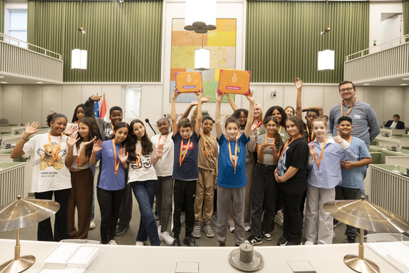 Groep 8 van de Meester van Eijckschool heeft de eerste koffertjes uitgereikt aan de Eerste en Tweede Kamer.