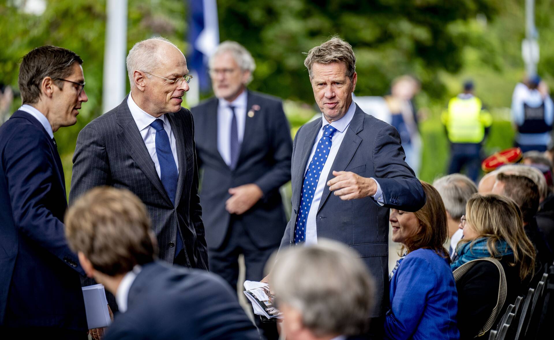 In het midden van een groep mensen staan Eerste Kamervoorzitter Bruijn en Tweede Kamervoorzitter Bosma