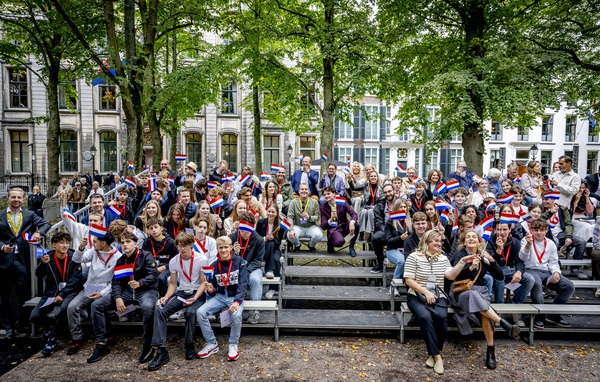 De leerlingen van het d'Oultremont College op de tribune langs de route