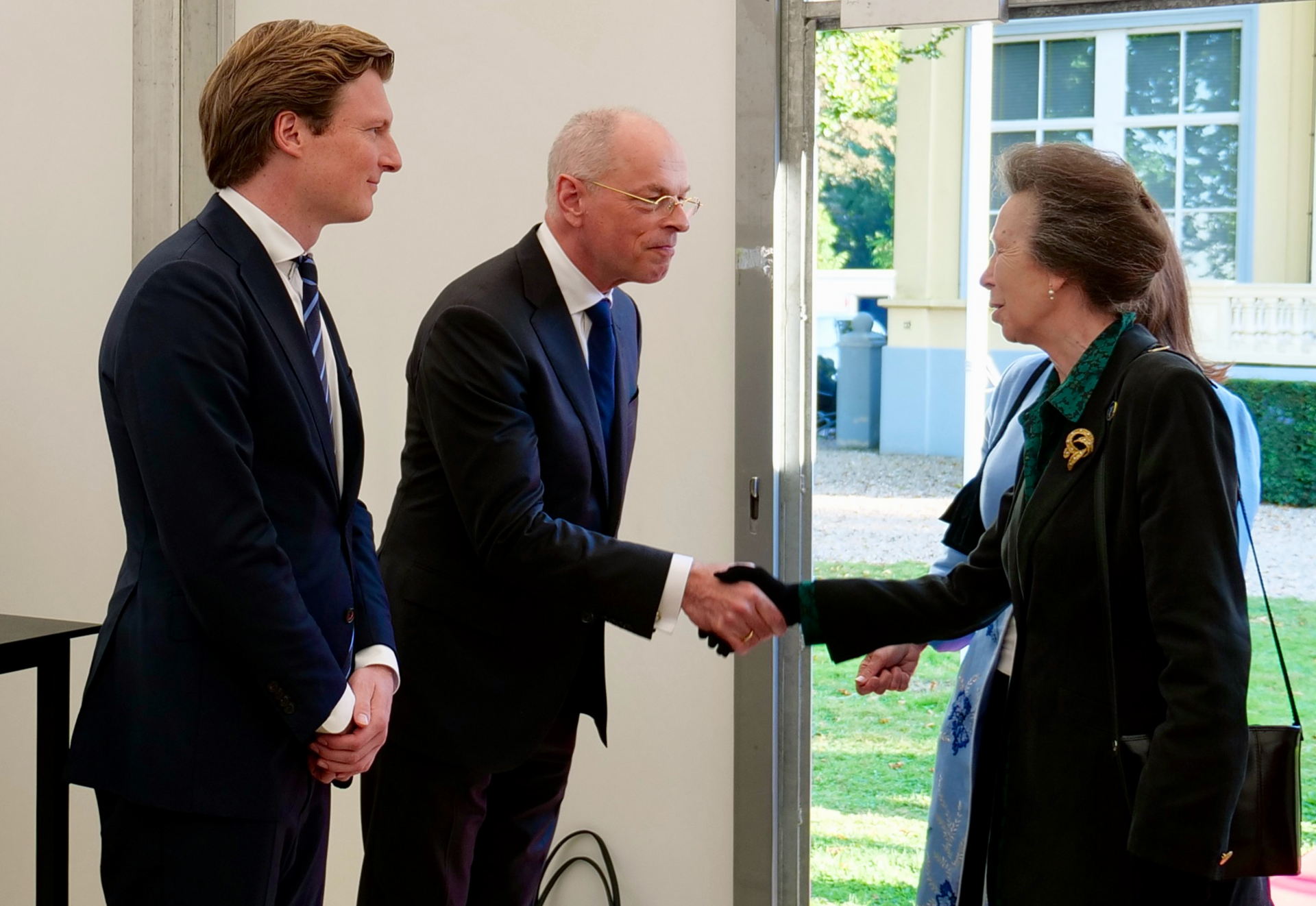 Minister van Defensie Brekelmans (links) en Eerste Kamervoorzitter Bruijn (midden) ontmoeten de Princess Royal (rechts) in het Airborne Museum op zaterdag 21 september 2024 