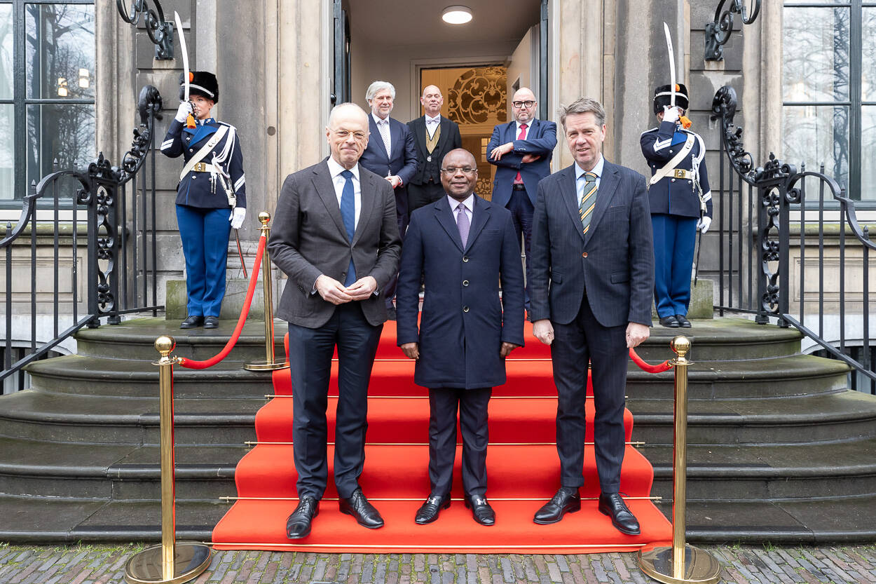 Tweede Kamervoorzitter Bosma (l), de Keniaanse senaatsvoorzitter Kingi (m) en Eerste Kamervoorzitter Bruijn (r)