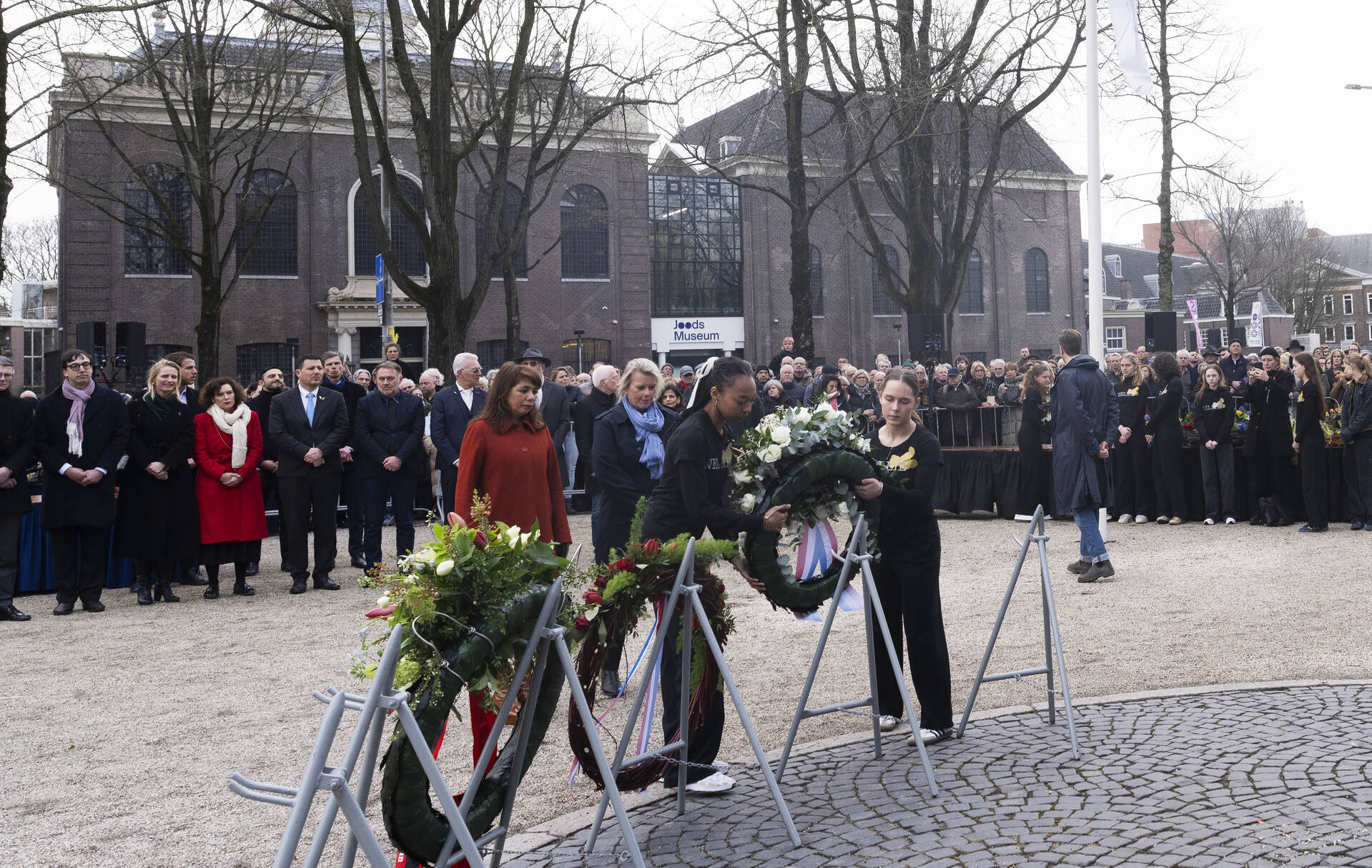 Beide Ondervoorzitters legden een krans namens de Staten-Generaal