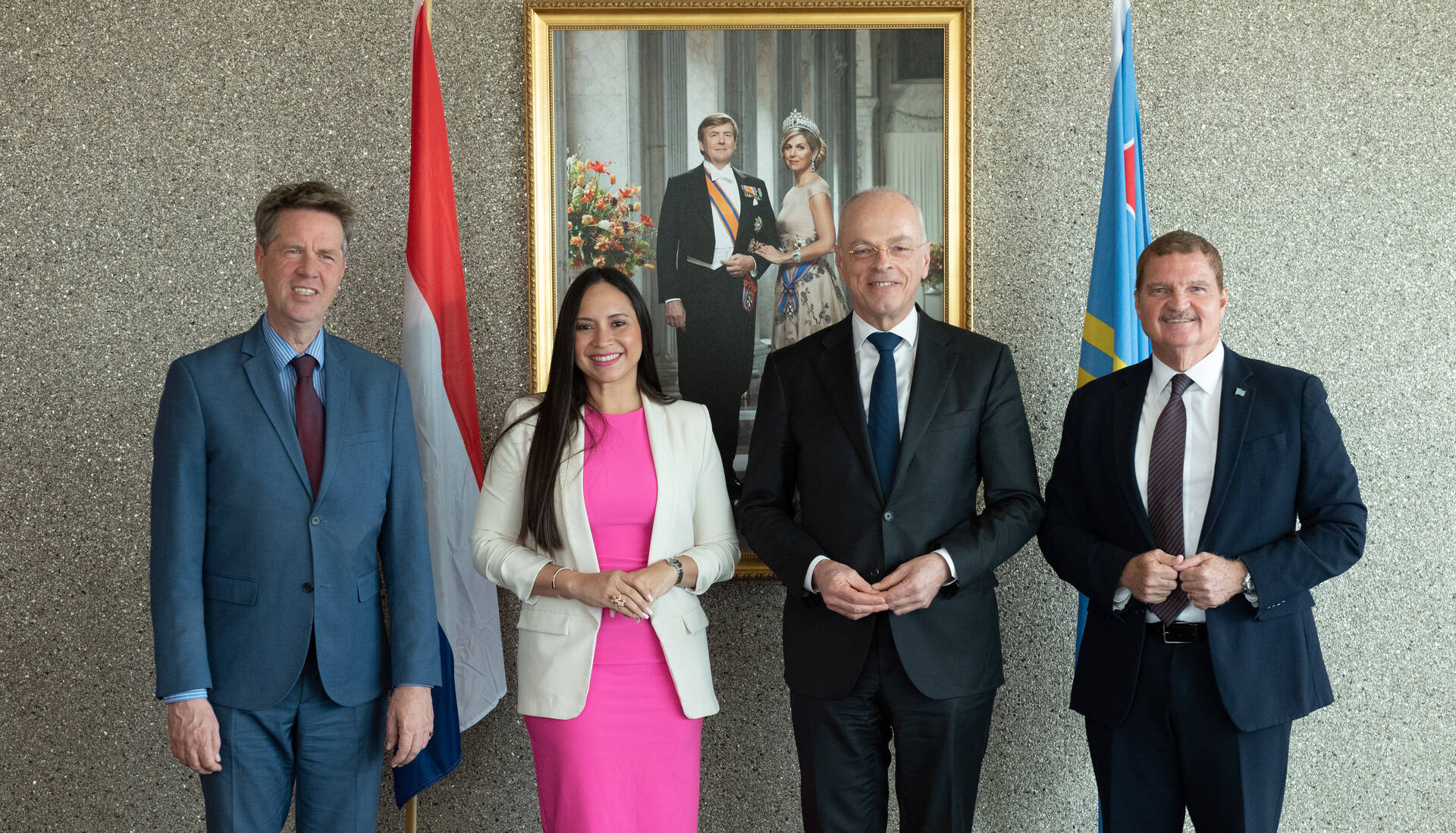 Voorzitters poseren met premier Mike Eman en vice-premier Gerlien Croes van Aruba