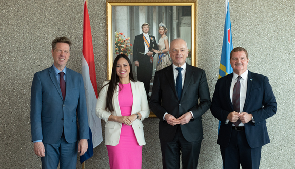 Voorzitters poseren met premier Mike Eman en vice-premier Gerlien Croes van Aruba
