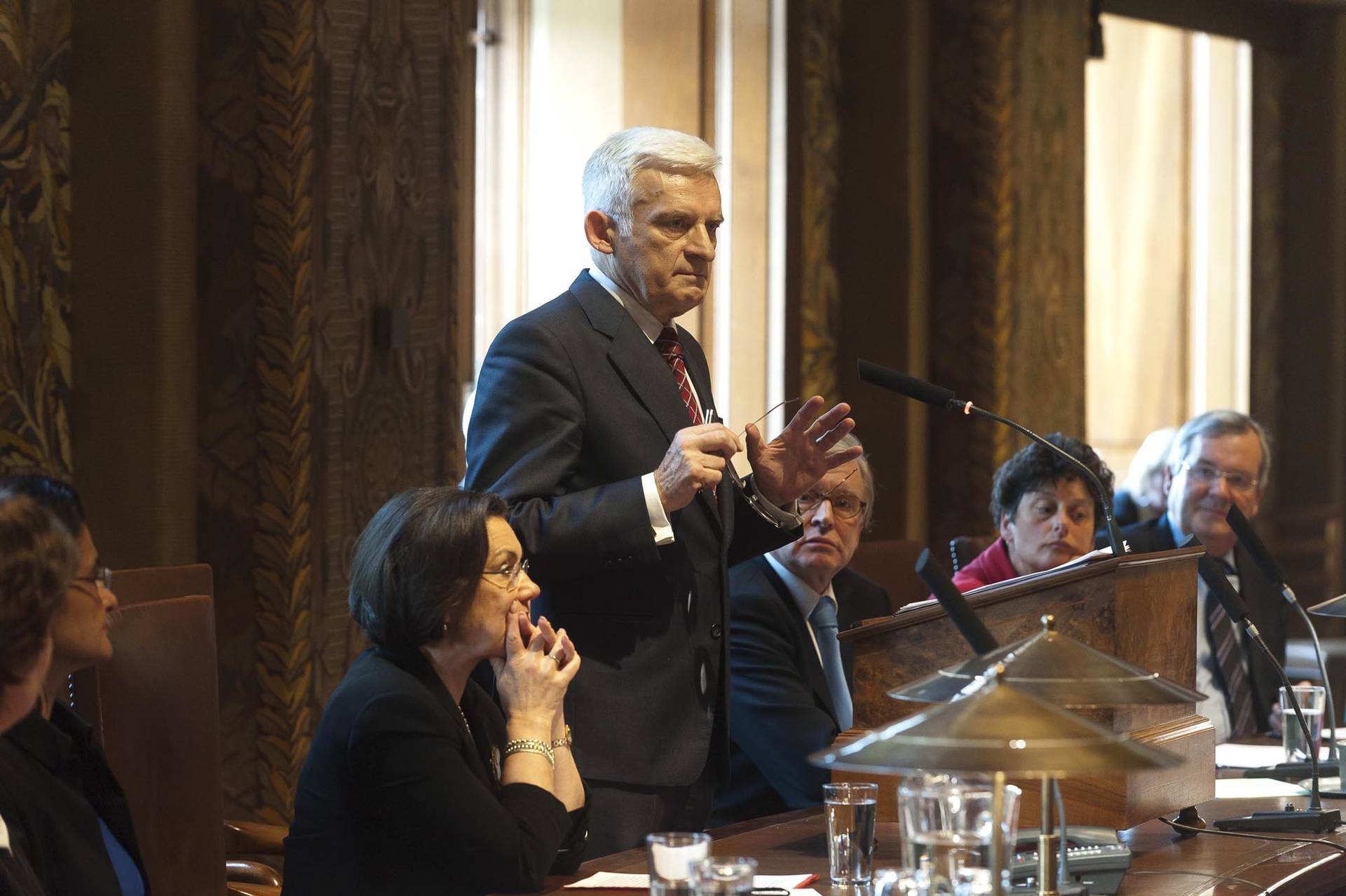 Ontmoeting Buzek met leden van de Eerste en Tweede Kamer in de plenaire zaal van de Eerste Kamer