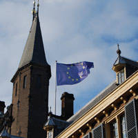 Europese vlag op Mauritstoren Eerste Kamer