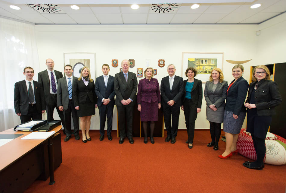 Groepsportret Eerste Kamer-delegatie met Ambassadeur Van Rijssen en ambassademedewerkers