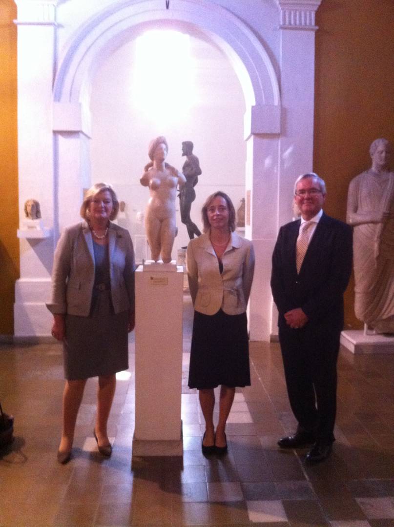 Voorzitter en Griffier Eerste Kamer samen met Nederlandse Ambassadeur voor het beeld van Afrodite in het Archeologish Museum  