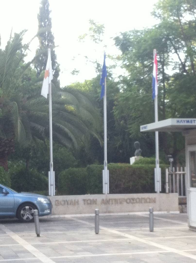 Nederlandse vlag bij ingang Cypriotisch parlement 