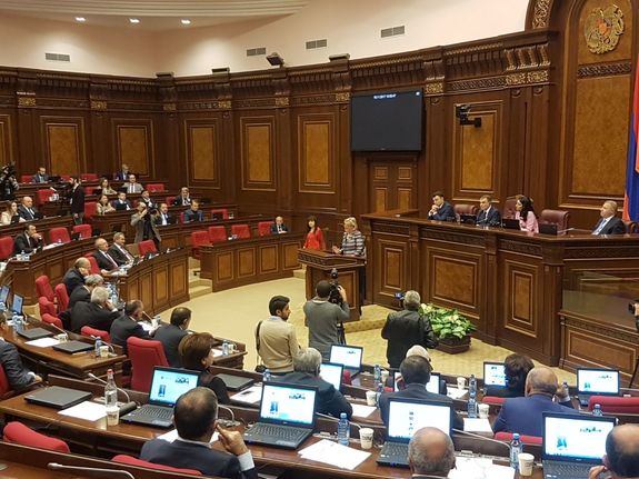 Voorzitter spreekt Armeense parlement toe