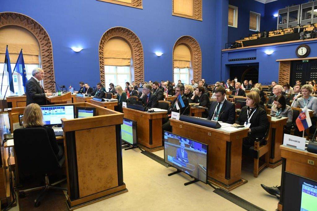 Griffier Geert Jan Hamilton tijdens zijn speech in de vergaderzaal van de Riigikogu