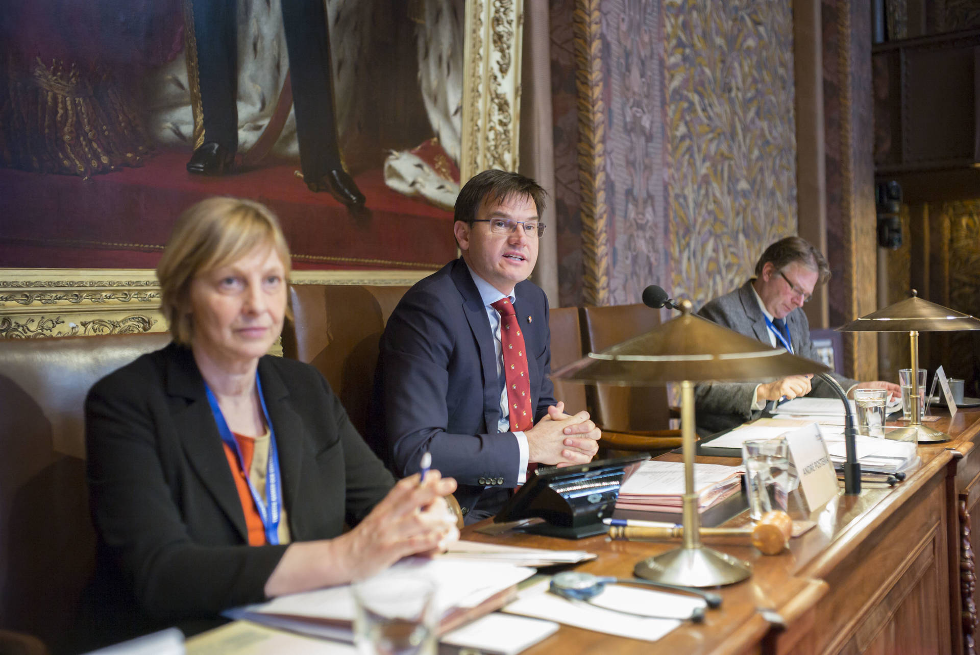 Voorzitter Andre Postema van het Beneluxparlement tijdens de vergadering in maart 2018