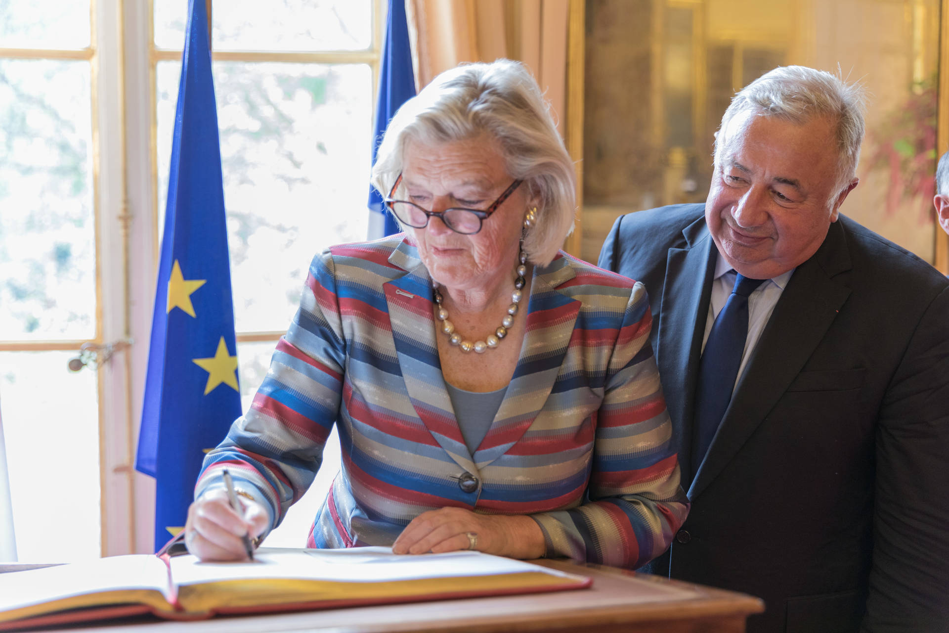 Eerste Kamervoorzitter ondertekent Livre d'Or van de Franse Senaat