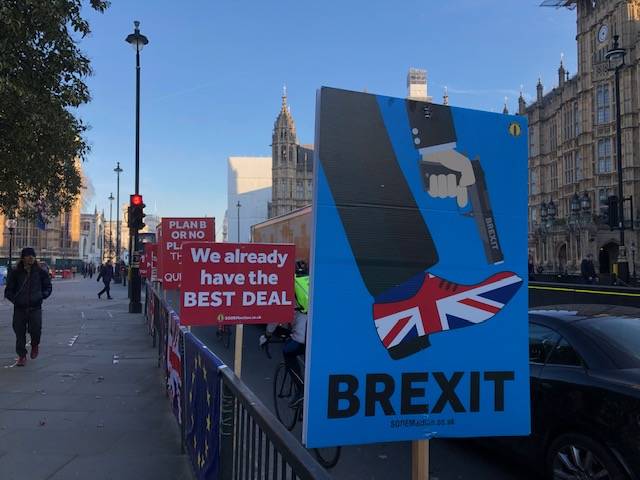 Voor- en tegenstanders demonstreren bij het Britse parlement