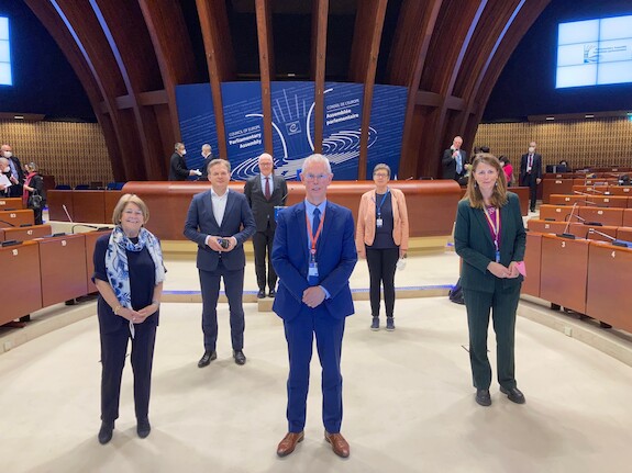 Tiny Kox met de leden van de Nederlandse delegatie
