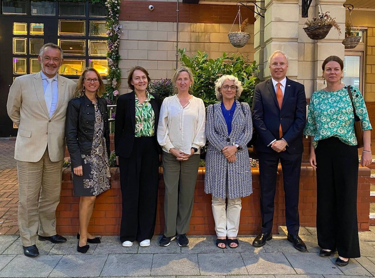 De Kamerdelegatie met de Nederlandse ambassadeur Karel van Oosterom.