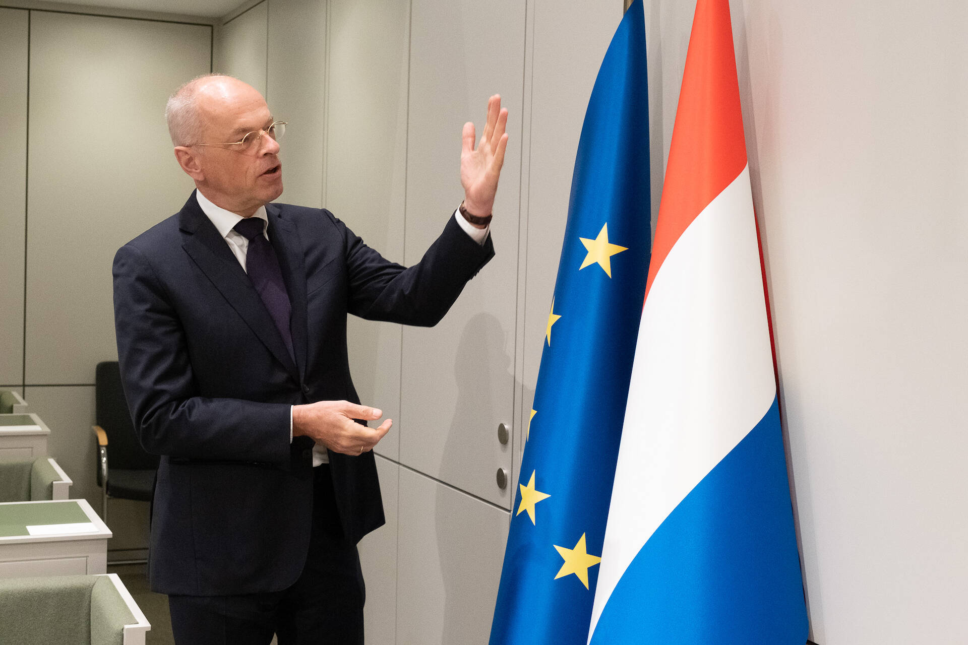 Eerste Kamervoorzitter Jan Anthonie Bruijn presenteert de vlaggen in de plenaire zaal.