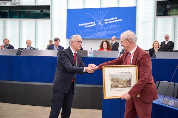 Nieuwe PACE-Voorzitter (links) neemt afscheid van voormalig PACE-Voorzitter Tiny Kox (rechts)